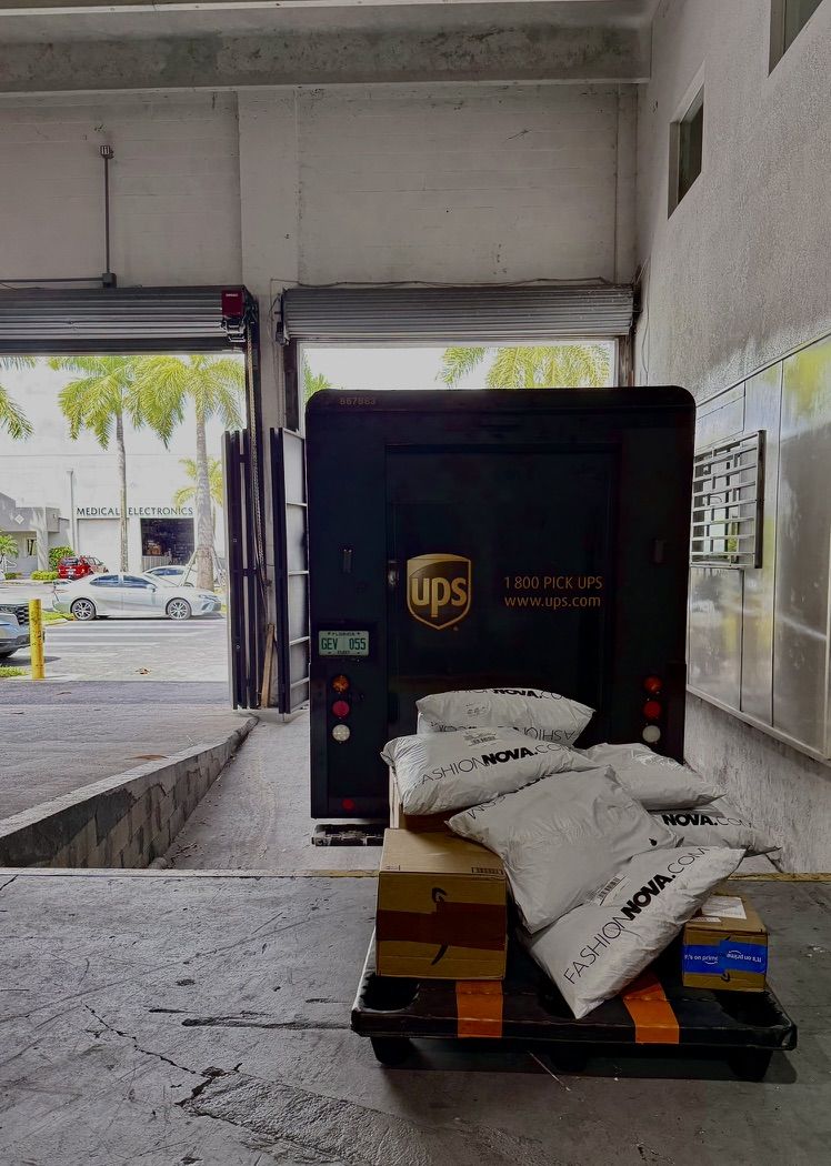 Recepción de paquetes en el almacén de Miami